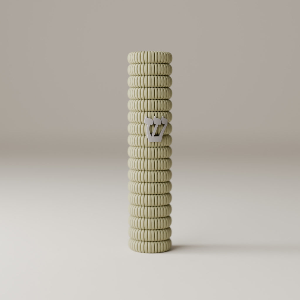 בית מזוזה הטבעות, גוף שמנת, שין לבן